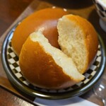 キッチン ブルー グローブ - ロールパンをカット