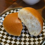 キッチン ブルー グローブ - ２つ目のロールパン