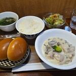 キッチン ブルー グローブ - 鶏もも肉と茸のフリカッセ　ロールパン添え