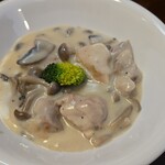 キッチン ブルー グローブ - 鶏もも肉と茸のフリカッセのアップ