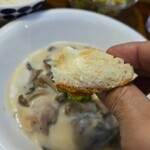 キッチン ブルー グローブ - パンはフリカッセを浸して