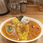 レインボウスパイス - ランチタイムダブルカリー(南インド式ネイコーリー・野菜マサラ)＋ポテサラ＆コールスロー(^○^)