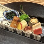 もちづき - 八寸〜金時草のお浸し　干し柿とクリームチーズ　麩饅頭　粟麩　スナップエンドウ　ジャガイモのハリハリ　さつまいものレモン煮　タコの柔らか煮　豆腐の味噌煮　赤蒟蒻