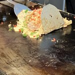 いか玉屋プラスアルファー - 液体生地を回しかけ　はみ出たのを折り返す