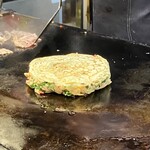 いか玉屋プラスアルファー - 見事なフォルム^ ^
      隣で焼そばの豚が焼かれ始めてるよ。