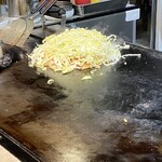 いか玉屋プラスアルファー - 広島焼きの調理も始まった！