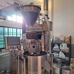 フィフティコーヒー＆ロースタリー - 席の近くにあった焙煎機