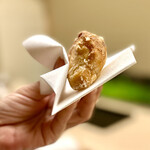 道人 - ⑦骨付き河豚の唐揚げ
      〜ボリュームたっぷりの河豚はジューシーで食べ応えあり。皮がつるんと剥けるよう