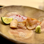 道人 - ③お造り
      〜恐ろしくおおきな赤貝と真鯛。それに小さな硝子小鉢にはコノワタ。コノワタは真鯛を巻いて味わいを増す