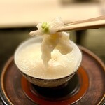 道人 - ①淡路産海老芋の蕪餡掛け
      〜海老芋を擦りおろし団子状にして、優しい蕪の餡掛けと合わせたなんとも京都らしい逸品