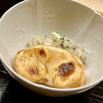 道人 - ④白子の飯蒸し  
      〜丸々の白子を少しずつ焦げ目をつけるくらいに焼き上げ、熱々トロトロの白子の旨味には悶絶するくらい。飯蒸しも程よい瀞みが白子を邪魔しない