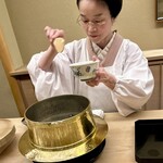 道人 - 金の釜は胴長で蒸らす時間を考慮した特注品