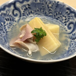 道人 - ⑧福岡産筍、ホッキ貝の若竹煮
      〜柔らかな旬の筍にホッキ貝の味わい深い出汁の絡んだ若竹煮は、まさに"春"。
