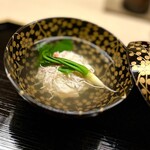 道人 - ②椀物
      〜蟹真丈を優しく包まれるような出汁で仕上げた椀物。大好きな椀物に蟹の麗しい味わいが加わり更にグレードアップさせる。金色の梅と鶯の美しいが美しい♡