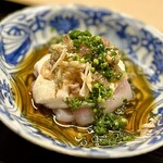 道人 - ⑤河豚と白子の酢の物仕立て
      〜河豚のテッサではなく分厚い身に、解いた白子を酢の物仕立てに合わせた一品。刺身風の食感が食べ応え充分