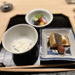 道人 - ⑩淡路トロサワラ梅煮
      〜このトロサワラの照りが素晴らしい。鰆の脂が滲み出たような輝く照りが美味さを物語る