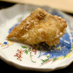 道人 - ⑦骨付き河豚の唐揚げ
      〜ボリュームたっぷりの河豚はジューシーで食べ応えあり。皮がつるんと剥けるよう