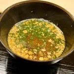 道人 - ⑪伊勢海老赤出汁
      〜伊勢海老の味噌が浮き出る赤出汁は、旨味が半端ない