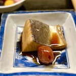 道人 - ⑩淡路トロサワラ梅煮
      〜このトロサワラの照りが素晴らしい。鰆の脂が滲み出たような輝く照りが美味さを物語る
