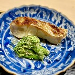 道人 - ⑥白甘鯛、菜の花の胡麻酢和え
      〜丁寧に焼き上げた徳島産白甘鯛に徳島の菜の花を胡麻酢和えてあるが、胡麻の香りが食欲を唆る