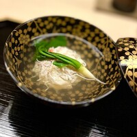 道人 - ②椀物
                    〜蟹真丈を優しく包まれるような出汁で仕上げた椀物。大好きな椀物に蟹の麗しい味わいが加わり更にグレードアップさせる。金色の梅と鶯の美しいが美しい♡