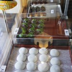 延命餅本舗 - 奥に見える、三つの味の団子