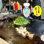 いか玉屋プラスアルファー - ネギも具材もたっぷり！　右に見切れてる豚も入るよ。