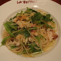  ラ･ベットラ･ダ･オチアイ イケブクロ - ズワイガニ、からすみ、水菜入り アーリオオーリオ スパゲッティ