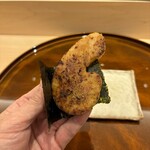 鮨 土方 - どれも一つ一つの技術に感動します。日本酒もお鮨に合うものを用意してくれます。お魚の処理の仕方が素晴らしいと思います。どれも臭みがありません。