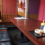 豚々 - テーブル席