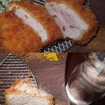 豚々 - 上：ヒレカツ拡大図。ミディアムレアの色合いです。下：塩を振った後。たれではなく塩でいただくこともできます