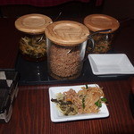 豚々 - 食べ放題の漬物（高菜と大根）、豚そぼろ、もやしのナムル。この他にご飯、味噌汁、キャベツもお代わり自由です