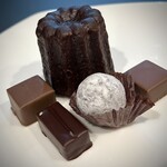 ショコラトリー ロジラ - 左上からスペシャルミルク330円、カヌレ・ド・ショコラ356円、スモーキー330円、シャンパントリュフ360円、ケニアコーヒー×チャンチャマイヨ360円　全て税込み