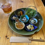 旬彩食堂　三粒に種 - 泉州野菜の8種類の小鉢