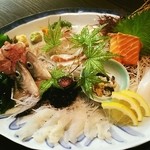 やま瀧 - 刺身盛り合わせ＆釣りアジ背ごし♪