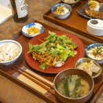 炭焼き ミンナミ食堂 - 料理写真:手前：炭焼きチキン定食 麻辣パクチー （1,738円）、奥：サバの文化干し定食（1,650円）＋しらす丼大（440円）。