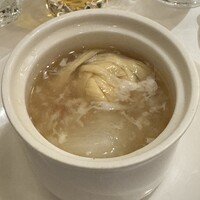 個室中華 頤和園 溜池山王店 - フカヒレとタラバ蟹入り湯葉と蕪の蒸しスープ