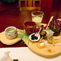 神楽坂 夢二 - 前菜　八寸盛り合わせ　丹波黒豆　紅白なます　春菊浸し　海鼠酢　数の子白和え　姫さざえ旨煮　公魚天婦羅　カリフラワーすり流し