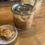 徳島ラーメン人生 - ピリ辛もやしもテーブルに常備してあります