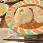 カレー喫茶 レトロ - カレーライス（中辛）セット、ライス大盛り、目玉焼きトッピング