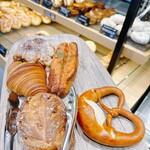 ESPRIT - 手前がパンオノアさん、一番向こうがキャラメルチョコバナナ