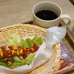 フレッシュネスバーガー - モーニングセット(税込480円)
            ①レタスドック
            小さめなコッペパンにタップリ萵苣、肉汁の旨みを感じる細長いソーセージ、ケチャップ&マスタード、バランスが○
            お飲み物《セットドリンク》①HOT珈琲