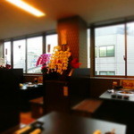 京松蘭 - 移転後は６０人収容可能の大箱店舗である。１９時には満席になるのだから凄まじい人気である。