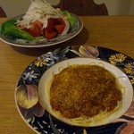 モンテプリモ - ミートスパ、トマトサラダ