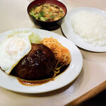 洋食 おなじみ - ハンバーグ、ライス、赤だし