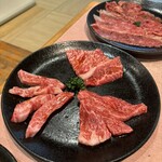焼肉問屋 牛蔵 - 棒状の上バラ、リブロース、かたしん(右回り)