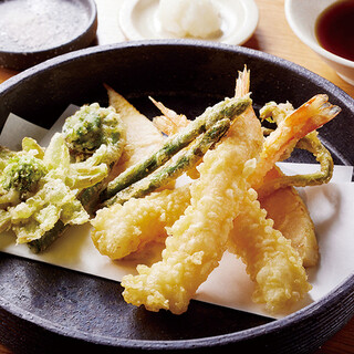 蕎麦屋自慢の熱々の揚げたて天ぷら