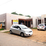 明石食堂 - 店の前と後ろに駐車場があります。