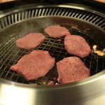 京松蘭 - まずはタンを焼く。。特製網は丈夫で繊細。