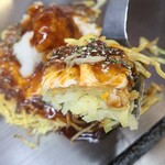 拾番 - 広島わしらの結晶ソースには牡蠣の旨みと檸檬の酸味が特徴ですが、酸味は少し大人しめな印象
麺は片面焼きでパリッと食感、大根おろしには消化酵素のジアスターゼが多く含まれ、後味がサッパリしています